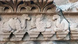 Különös tevehibrideket ábrázolnak az iraki templom falain