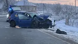 Közúti baleset Beregvidéken: egy autó az árokban, egy pedig darabokra tört (Fotó)