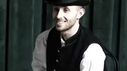 A kígyósi Szederinda Nép­táncegyüttes vezetője, Rádik Krisztián nemcsak a néptánc művelésére biztatja a fiatalokat, de igazi közösségformáló munkát végez.