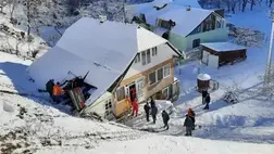 Egy személygépkocsi lesodródott az útról és egy ház tetején kötött ki a Kárpátokban.