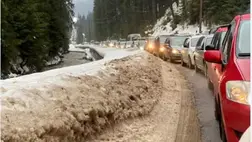 Kilométeres sorok alakultak ki a Szinevéri-tóhoz vezető úton
