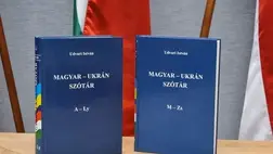 Ukrán-magyar nagyszótárakat kaptak kárpátaljai magyar iskolák
