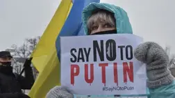Vlagyimir Putyin orosz elnök ellen tüntettek az ukrán fővárosban, Kijevben vasárnap azzal a céllal, hogy a nemzetközi közösség figyelmét ráirányítsák Oroszország ukrajnai és kazahsztáni beavatkozására a Moszkva és a Nyugat között a jövő hétre tervezett tárgyalások előtt.