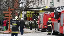 Tűzoltók a fővárosi XI. kerületi Szent Imre kórházban, ahol tűz ütött ki 2022. január 23-án reggel. A lángok a kórház egyik többszintes épületének földszintjén, egy detoxikáló helyiségben csaptak fel. A tüzet eloltották, megakadályozva a lángok továbbterjedését. Az épületből 56 beteget kellett áthelyezni. MTI/Mihádák Zoltán