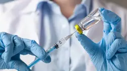 Hamarosan engedélyezik Ukrajnában a koronavírus elleni harmadik, emlékeztető oltás felvételét a 60 évesnél idősebbeknek - közölte Ihor Kuzin országos tisztifőorvos, az egészségügyi miniszter helyettese a hétvégén egy rádióinterjúban.