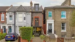 Több mint 1 millió fontért árulnak egy 2,7 méter széles házat Londonban