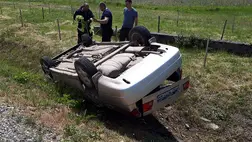 Kárpátalján a derceni letérőnél egy személygépkocsi lesodródott az útról és az árokba borult.