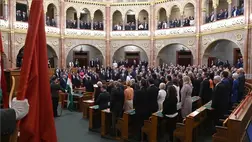 Orbán Viktor miniszterelnök (középen) leteszi esküjét az Országgyűlés ülésén 2022. május 16-án. MTI/Máthé Zoltán