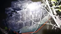 Gumicsónakon érkezett a cigi