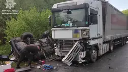 Kárpátalján egy közúti balesetben életét vesztette egy személygépkocsi 18 és 19 éves utasa, illetve a 22 éves sofőr is.