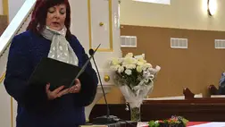 A konzul asszony az elmúlt több mint fél évtized során sokszor látogatott Badalóba, hogy részt vegyen református magyar közösségünk valamilyen kulturális rendezvényén, és mindig fontosnak tartotta elmondani, hogy nagyon megérintette az itteni emberek hazaszeretete, identitástudata, a szülőföldjükhöz való ragaszkodásuk kinyilvánítása