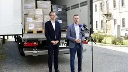 Azbej Tristan, a Miniszterelnökség üldözött keresztények megsegítéséért és a Hungary Helps program megvalósításáért felelős államtitkára (j) és Rétvári Bence, az Emberi Erőforrások Minisztériumának parlamenti államtitkára sajtótájékoztatót tart 2022. május 3-án a Pest megyei Pilisvörösváron, ahonnan több mint kétszáztízmillió forint értékű orvosi felszerelést küld Kárpátaljára a kormány a Hungary Helps programon keresztül.