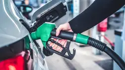 Péntektől nem a 480 forintos hatósági ár szerepel a kútoszlopokon, de a magyar autósoknak mégis megmarad.