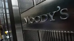 Nagyon magas adóskockázatot jelző szintre rontotta Oroszország besorolását vasárnap a Moody's Investors Service. A nemzetközi hitelminősítő elsősorban azzal a várakozásával indokolta a lépést, hogy az ukrajnai háború miatt elrendelt nyugati szankciók és az ezek nyomán érvénybe léptetett tőkekorlátozások hatással lesznek a külföldre irányuló fizetésekre, köztük az orosz államadósság-szolgálati kötelezettségek törlesztésére is.