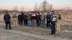 Az asztélyi ellenőrzőpont közelében a rendfenntartók egy 16 fős csoportot találtak, akik a zöldhatáron próbálták átlépni az államhatárt.