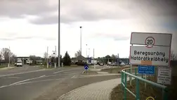 Háromnyelvű táblákat és útirányjelzőket helyez el a magyar-ukrán határ közelében a Magyar Közút Zrt.