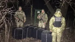 Az ukrán határőrök az ukrán-magyar határ mellett nagy mennyiségű ukrán zárjegy nélküli csempészcigarettát találtak.
