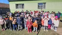 Sokan Kárpátaljáról is elhagyták otthonukat. Az itthon maradottakra meg egyre nagyobb teher nehezedik: a menekültek mellett a magukra maradt idős, beteg embereket, a férfi nélkül maradt, olykor sokgyermekes családokról is gondot kell viselni…