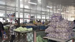 Kezdjük egy jó hírrel: burgonyából az elmúlt napokban ide akkora mennyiséget hoztak be, hogy az árak a korábbiakhoz képest valamelyest még csökkentek is.