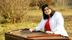 Kárpátalján ma is vannak olyanok, akik szívükön viselik a cimbalom megismertetését a fiatal generációval. Így van ezzel a nevetlenfalui Kurendás Szilvia, aki szívvel-lélekkel végzi munkáját. 