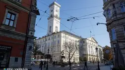 Vasárnap reggelre Lembergben (Lviv) és Ivano-Frankivszkban robbanások hangja hallatszott, megszólaltak a szirénák. Az ukrán légvédelem működésbe lépett.