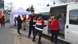 A február 24-én orosz-ukrán háború kitörése óta igen sok ország nyújt humanitárius segítséget Ukrajnának. Civil szervezetek, magánszemélyek kezdtek adományok gyűjtésébe, hogy segítsék azt a több millió ukrán menekültet, akik a bombázások miatt voltak kénytelenek elhagyni otthonaikat, s nem is tudják, hogy lesz-e hová visszatérniük… Az adományokat a karitatív szervezetek fogadják, köztük a Beregszászi Járási Máltai Szeretetszolgálat, melynek munkatársai, önkéntesei keményen helytállnak nap mint nap.