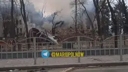 Bombatalálat ért egy mariupoli színházat, amely állítólag több mint ezer civilnek nyújtott menedéket