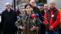 Szentkirályi Alexandra kormányszóvivő beszél a Nemzetstratégiai Kutatóintézet munkaközössége által szervezett, a Kárpátalján élő, rászoruló emberek számára gyűjtött adományok átadásán Beregdarócon 2022. március 5-én. 12 millió forintot meghaladó értékben 1000-1000 darab tartós élelmiszereket és higiéniai eszközöket tartalmazó csomag jut el Kárpátaljára a határon túli egyházak képviselőinek közreműködésével. Szentkirályi Alexandra mögött Tilki Attila fideszes országgyűlési képviselő (j4) és Soltész Miklós, a