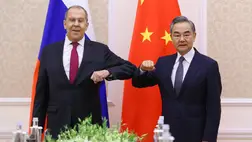 Vang Ji kínai külügyminiszter szerdán a közép-kínai Tunhszi városában találkozott Szergej Lavrov orosz külügyminiszterrel, akit arról biztosított, hogy a két ország kapcsolatai rendíthetetlenül fejlődnek.