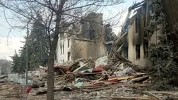Egyelőre meg nem erősített információk szerint mintegy háromszázan vesztették életüket az Azovi-tenger partján fekvő Mariupol drámaszínházát ért légicsapásban - közölte pénteken a város vezetése, amelyet az Ukrajinszka Pravda hírportál idézett.