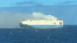 Elsüllyedt a teherhajó 4000 luxusautóval a fedélzetén