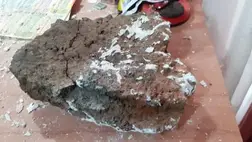 Hatalmas kődarab zuhant egy lakóházra, beszakította a mennyezetet