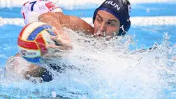 Parkes Rebecca Grace (j) és a horvát Matea Skelin a vízilabda Európa-bajnokság női tornáján, az A csoport negyedik fordulójában játszott Horvátország-Magyarország mérkőzésen Splitben 2022. szeptember 1-jén. MTI/Illyés Tibor