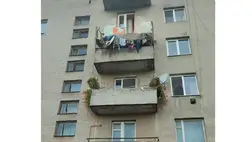 Tiszaújlakon leszakadt egy erkély: egy halott, egy sérült