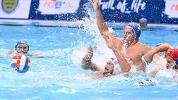 Német Toni (b2) és az izraeli Or Schlein (b3) a vízilabda Európa-bajnokság férfi tornáján, a D csoport harmadik fordulójában játszott Magyarország - Izrael mérkőzésen Splitben 2022. szeptember 2-án. MTI/Illyés Tibor