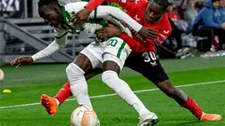 A ferencvárosi Adama Traoré (b) és Jeremie Frimpong, a német csapat játékosa a labdarúgó Európa-liga nyolcaddöntőjében játszott Ferencváros - Bayer Leverkusen visszavágó mérkőzésen a Puskás Arénában 2023. március 16-án. MTI/Koszticsák Szilárd