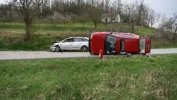 A balesetet okozó autóban három gyermek is utazott. A kocsiban nem volt gyermekbiztonsági rendszer, ráadásul az elöl utazó szülők sem voltak bekötve. (Fotó: Police.hu)