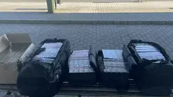 Tízmillió forintot meghaladó értékű csempészett cigaretta a határon. (Fotó: Police.hu)