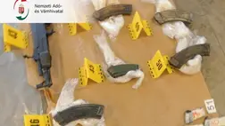 Húsz gépkarabélyt és hozzájuk tartozó tárakat találtak egy autóban elrejtve a pénzügyőrök (Fotó: Részlet a videóból)