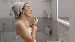 A fogorvos figyelmeztet: ezért ne moss fogat a zuhany alatt!