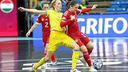 Horváth Viktória (j) és az ukrán Anna Sulha a női futsal Európa-bajnokság négyes döntőjében játszott Ukrajna - Magyarország mérkőzésen a debreceni Főnix Arénában 2023. március 17-én. MTI/Czeglédi Zsolt