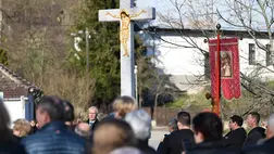 Soltész Miklós, a Miniszterelnökség egyházi és nemzetiségi kapcsolatokért felelős államtitkára beszédet mond a község központjában felépített kereszt megáldásával egybekötött ünnepségen a Borsod-Abaúj-Zemplén vármegyei Komlóskán 2023. március 18-án. MTI/Balázs 