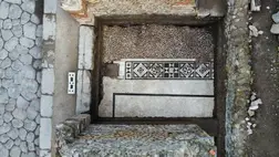 Különös mozaikpadlót találtak Pompejiben