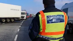 Letereli a magyar rendőrség a kamionokat a 4-es számú főútról. Fotó: police.hu