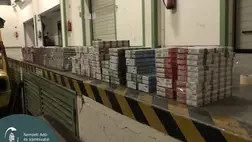 Tréleren szállított autóban rejtették el a csempészcigarettát. Fotó: NAV