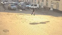 Beregszászban kidöntöttek egy behajtást megakadályozó oszlopot, majd elhajtottak a helyszínről. Részlet a videóból