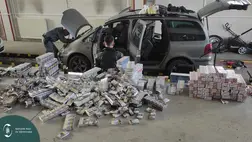 Egy bolgár autós járművének minden gyári üregét cigarettával tömte tele.  Fotó: NAV