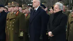 Szalay-Bobrovniczky Kristóf honvédelmi miniszter (k), mellette Böröndi Gábor vezérezredes, a Honvéd Vezérkar főnöke (b) és Vargha Tamás, a Honvédelmi Minisztérium parlamenti államtitkára (j) a doni katasztrófa áldozatainak emléknapja alkalmából tartott megemlékezésen a Fiumei úti sírkert 52-es hősi parcellájában 2024. január 12-én. MTI/Máthé Zoltán