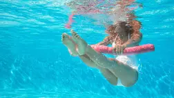 Így eddz a vízben, hogy eltűnjön a hasi zsír - Nem csak az úszás lehet jó kardió a medencében