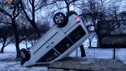 Csúnyán fejre állt egy autó Kárpátalján. Egy gyermek és a sofőr megsérült.. Fotó: DSZNSZ